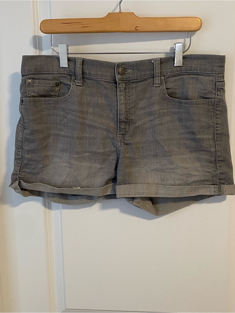 GAP Grey 5” Cuffed Denim Slim Shorts Low to Mid Rise 30